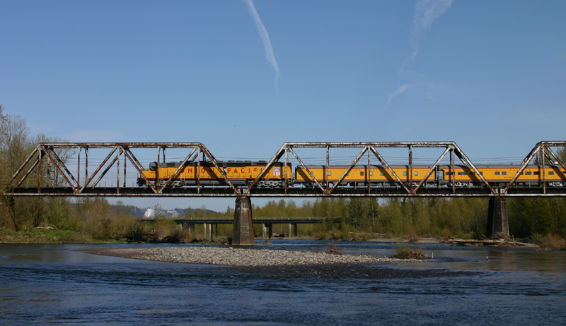 UP 6936 Crosses the Sandy River