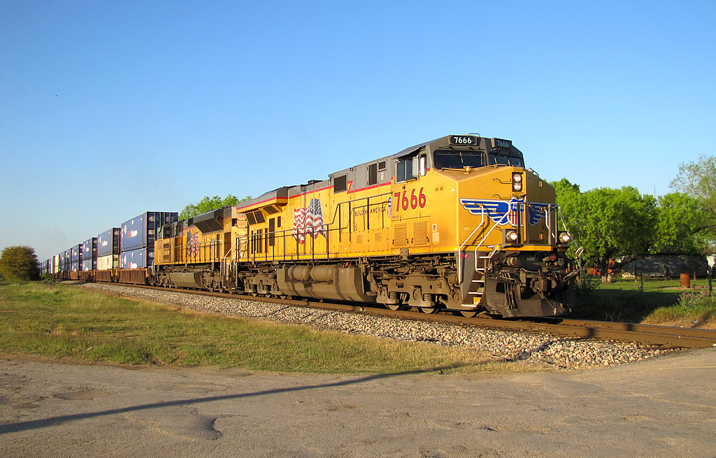 UP 7666 South at Pearsall, Texas