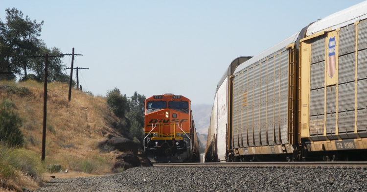 7511 pulls past the autorack