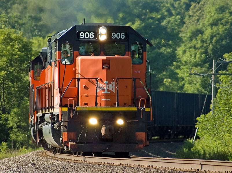 B&LE 906 rounds the curve