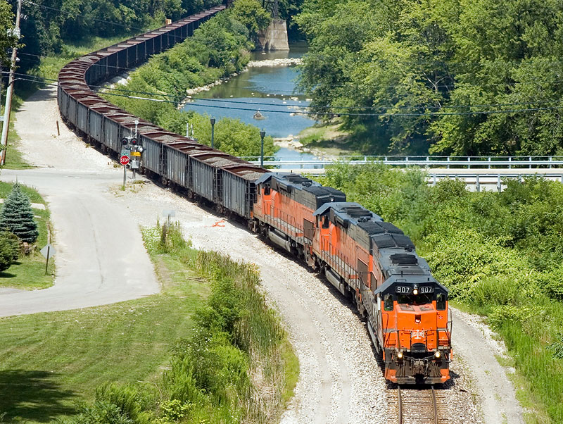 B&LE 907 departing Conneaut