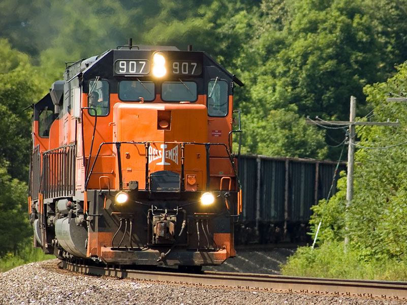B&LE 907 rounds the curve
