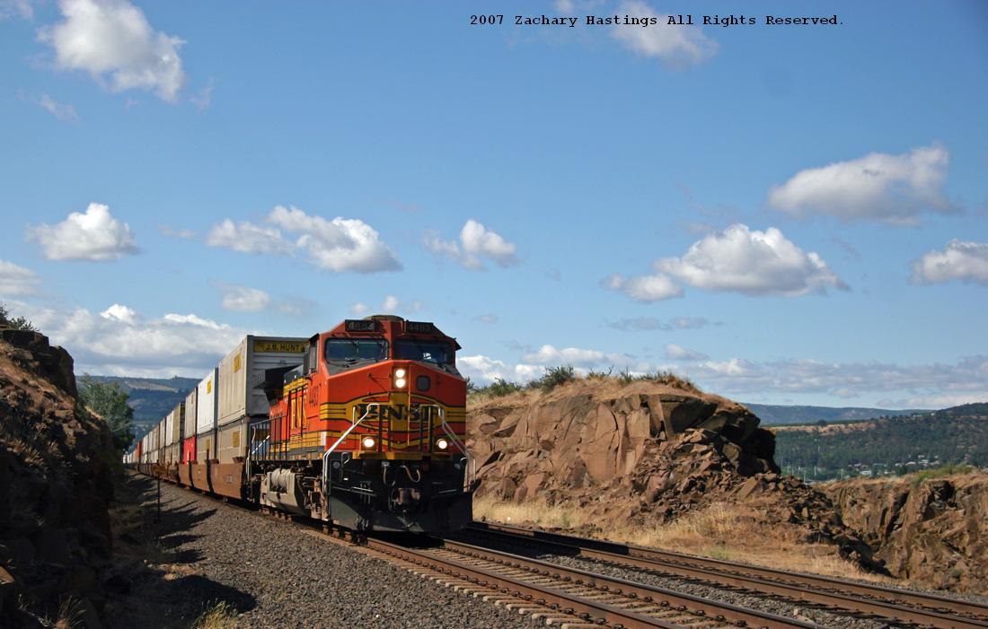 BNSF #4483 west @ North Dalles, Washington