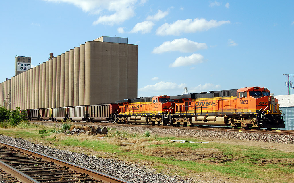 BNSF 5823 ES44AC