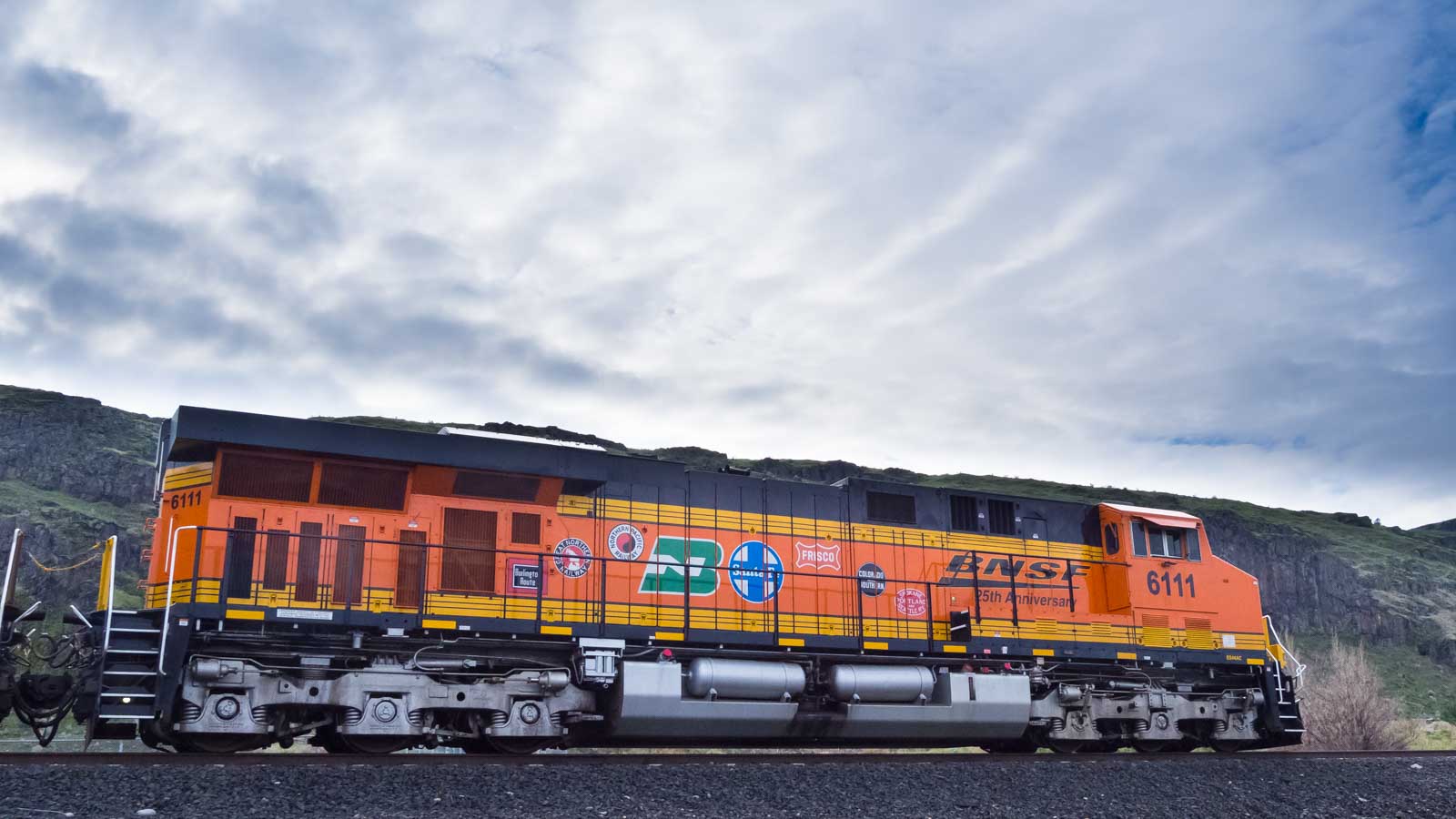 BNSF 6111 at Celilo.jpg