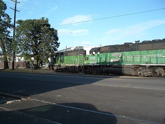 BNSF 664 - Turning off Front Street