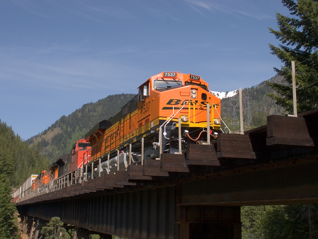 BNSF 7537 Crossing Nason Creek