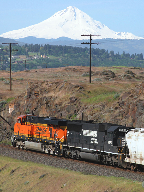 BNSF 7745 at North Dalles