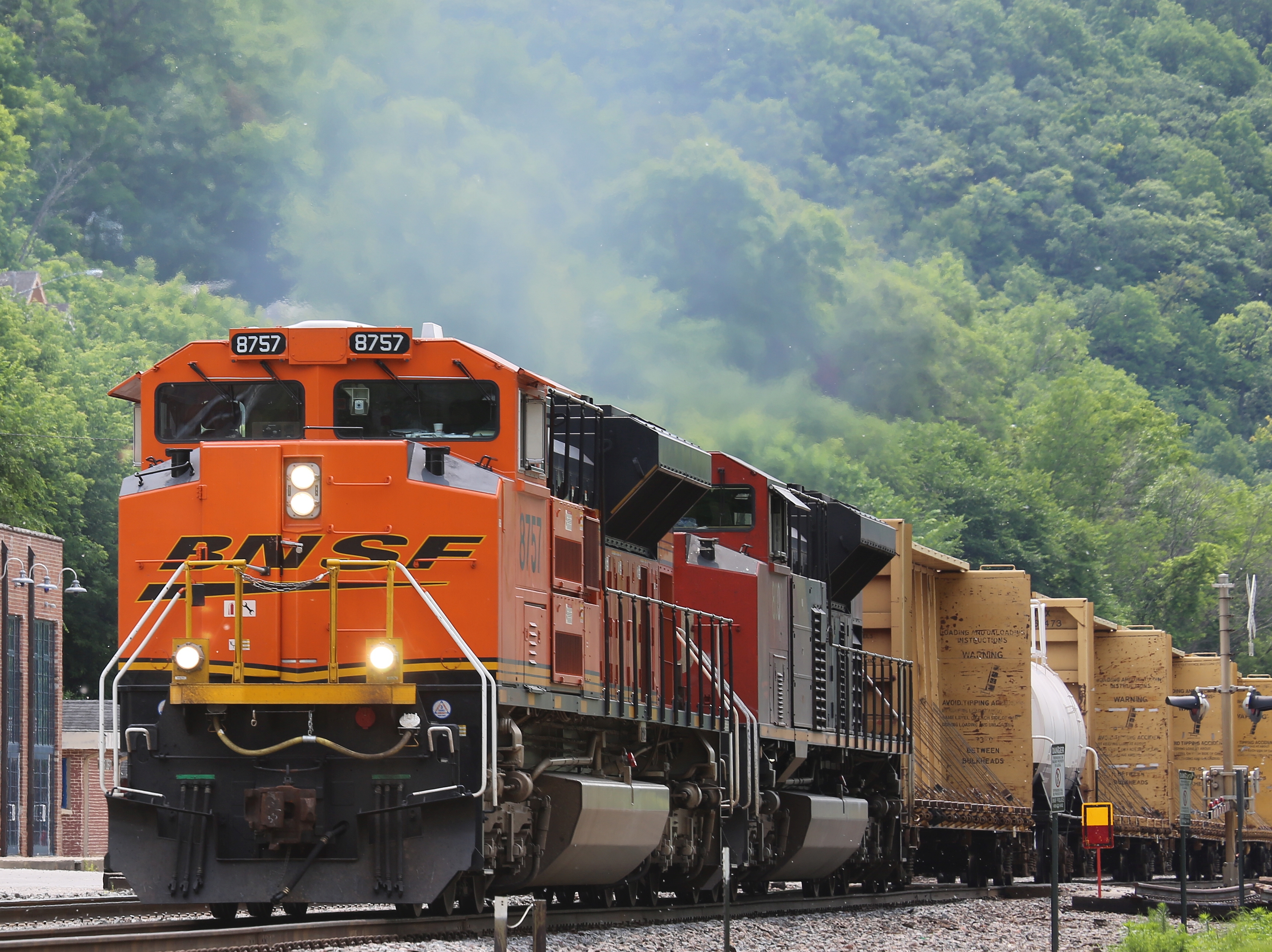 BNSF-8757--Maiden-Rock-WI-2015-07-03.jpg