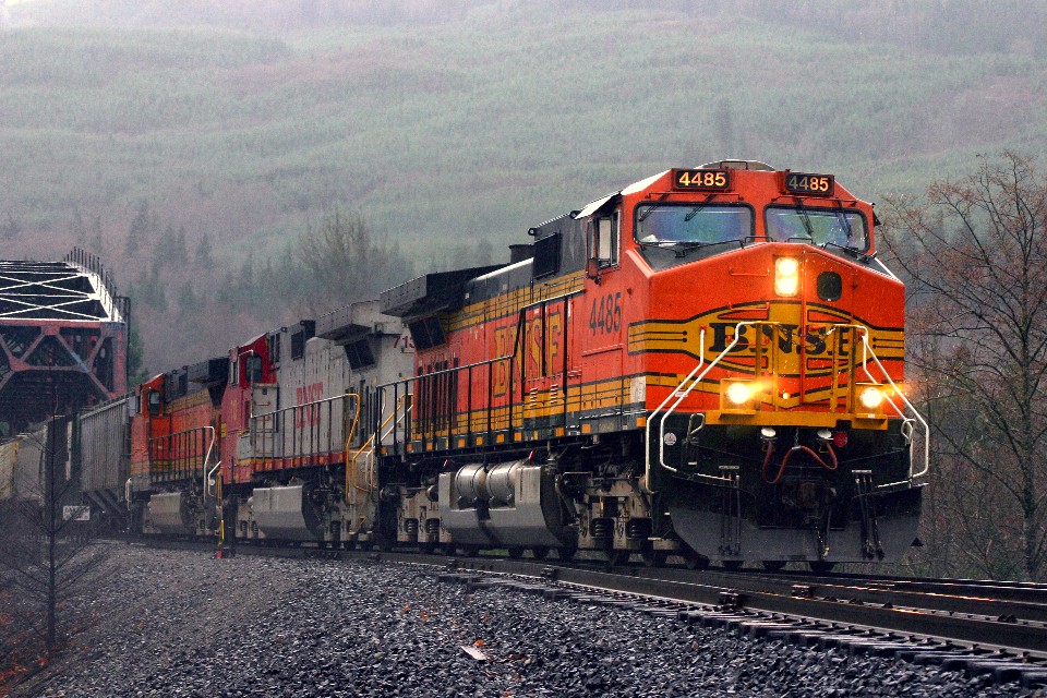 BNSF empty grainer at Palmer Jct