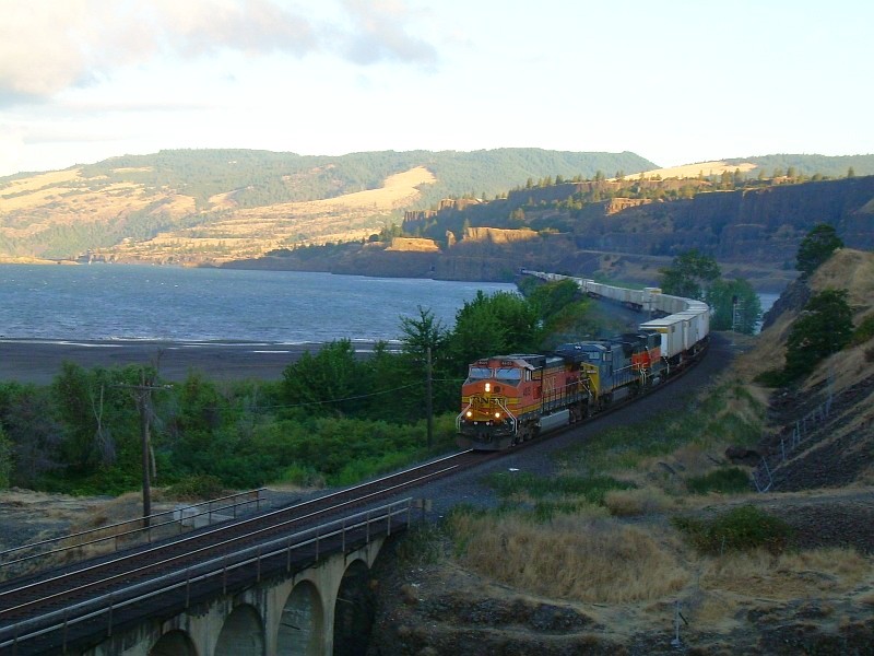 BNSF entering Lyle