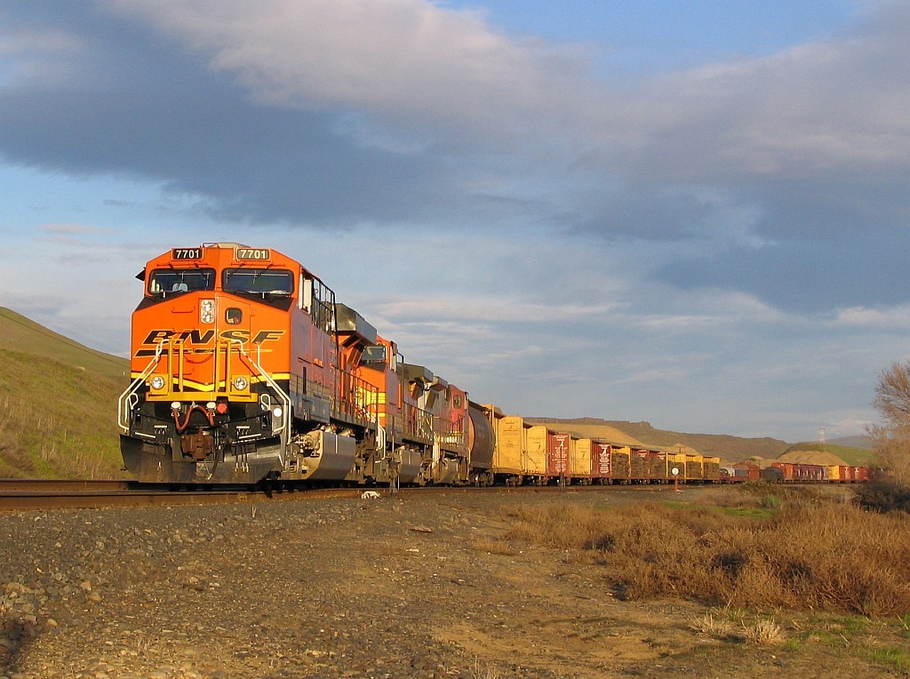 BNSF ES44DC at last light