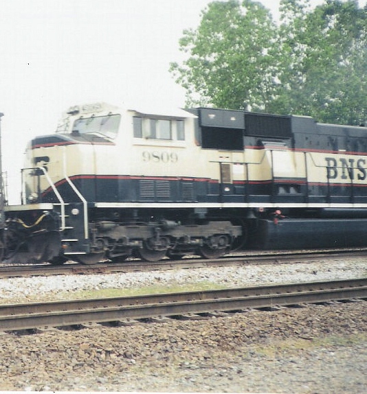 BNSF TRAINS AT MEMPHIS, TN