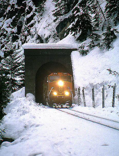 BNSF_974_Gaynor_Tunnel_Snow