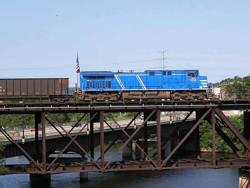 CEFX 1016 heads over the Wisconsin River