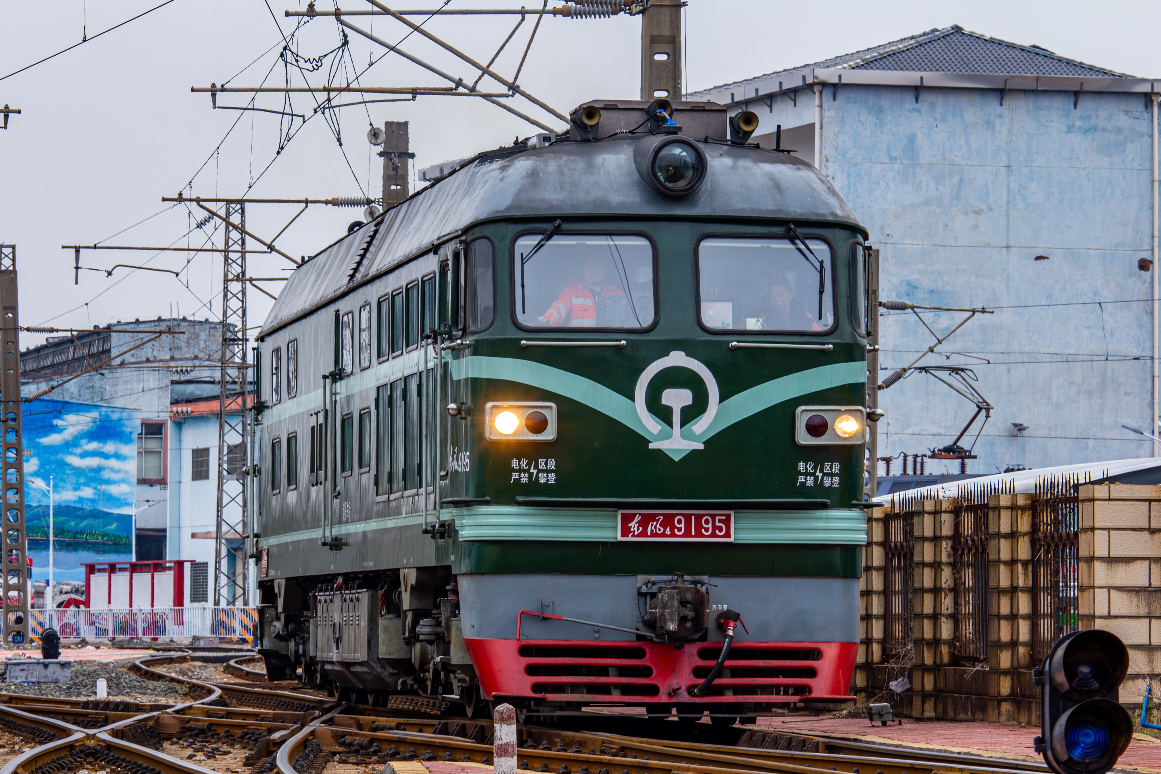 China Railway DF4-9195.jpg