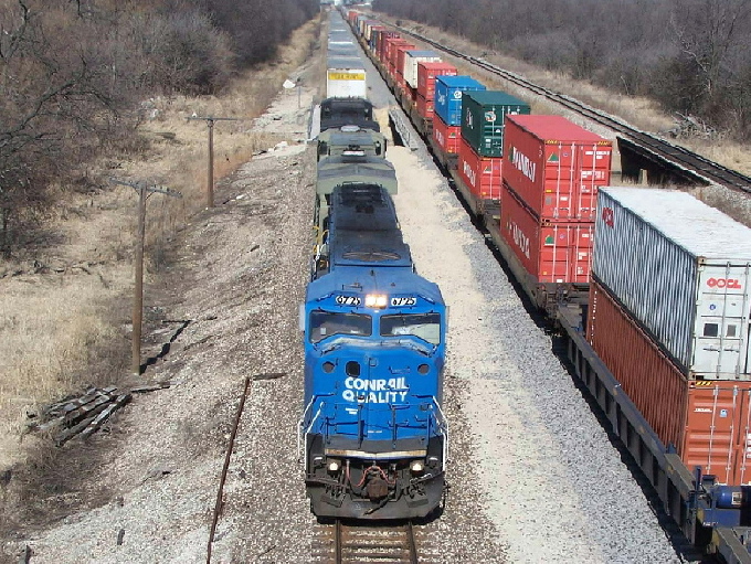 Conrail 6725 heads through Elwood