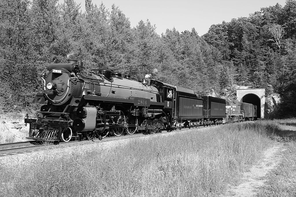 CP #2816 pulls excursions in Wisconsin and Illinois