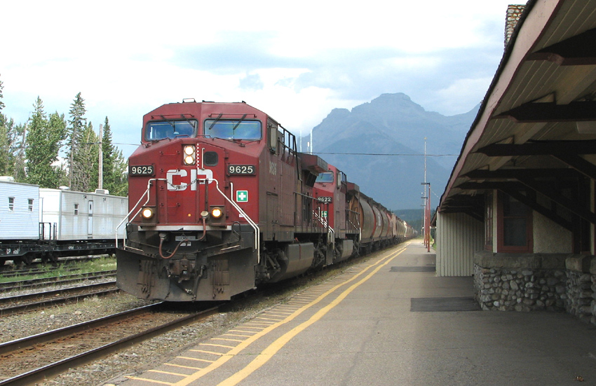 CP 9625 @ Banff