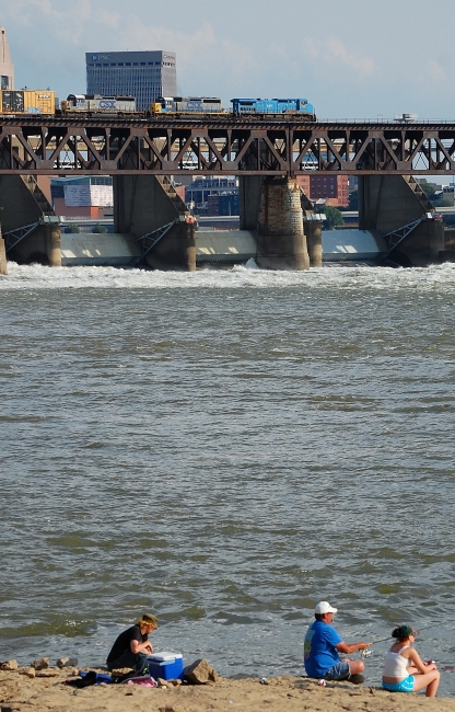 CSXT Q573 about half way acrossed the bridge