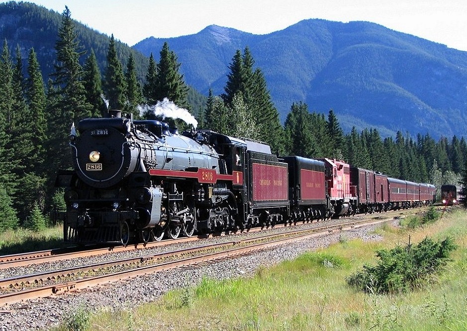 Eastbound 2816 meeting Royal Canadian Pacific at Banff