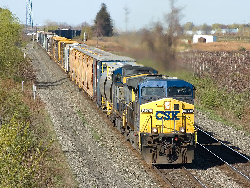 Eastbound CSX freight approaches CP70