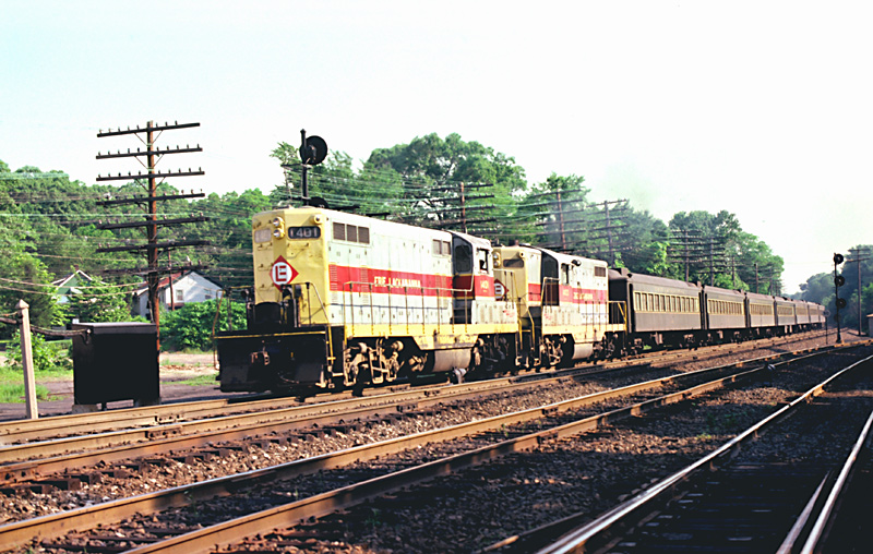 EL GP 1401 pulls commuter train