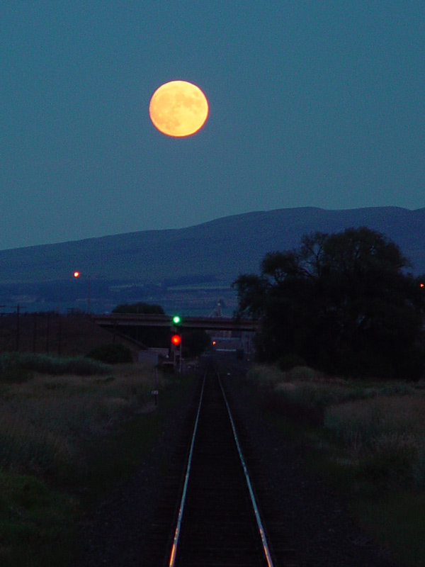 Full Moon Over Ellensberg