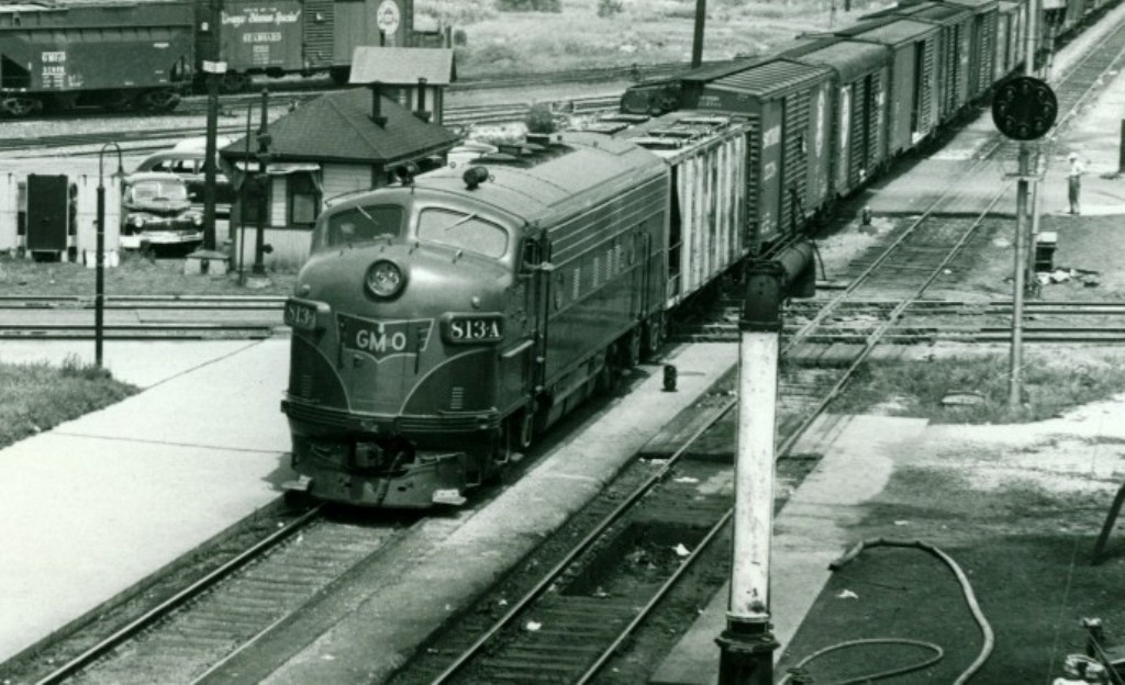 GM&O F7 leaving Bloomington yd southbound
