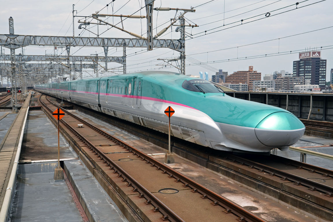 JR-East series E5 at Omiya