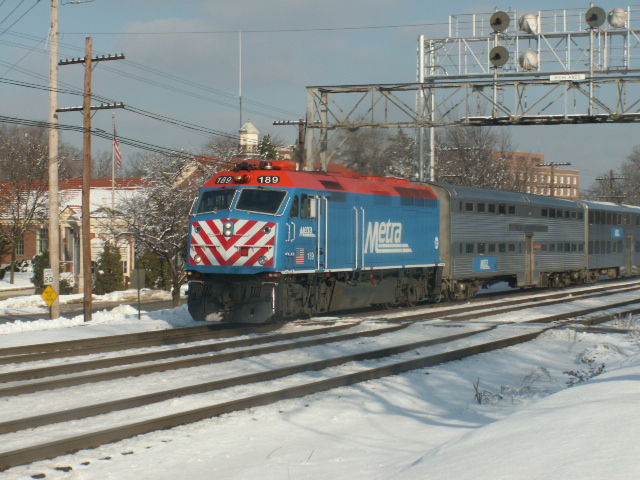 Metra 189 passing the Signals