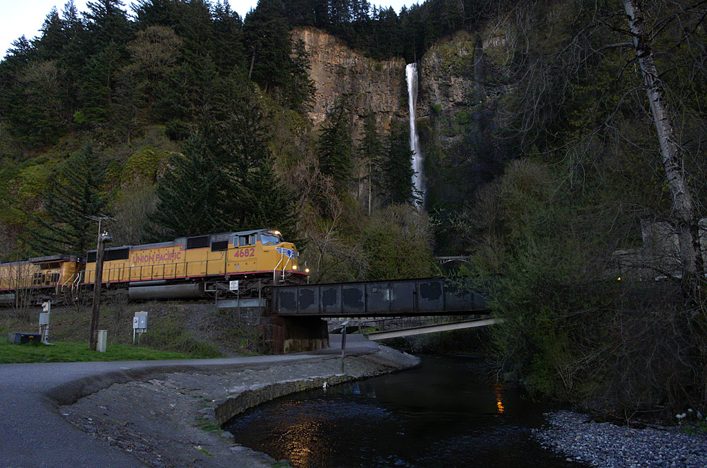 Multnomah Falls & Union Pacific 4682