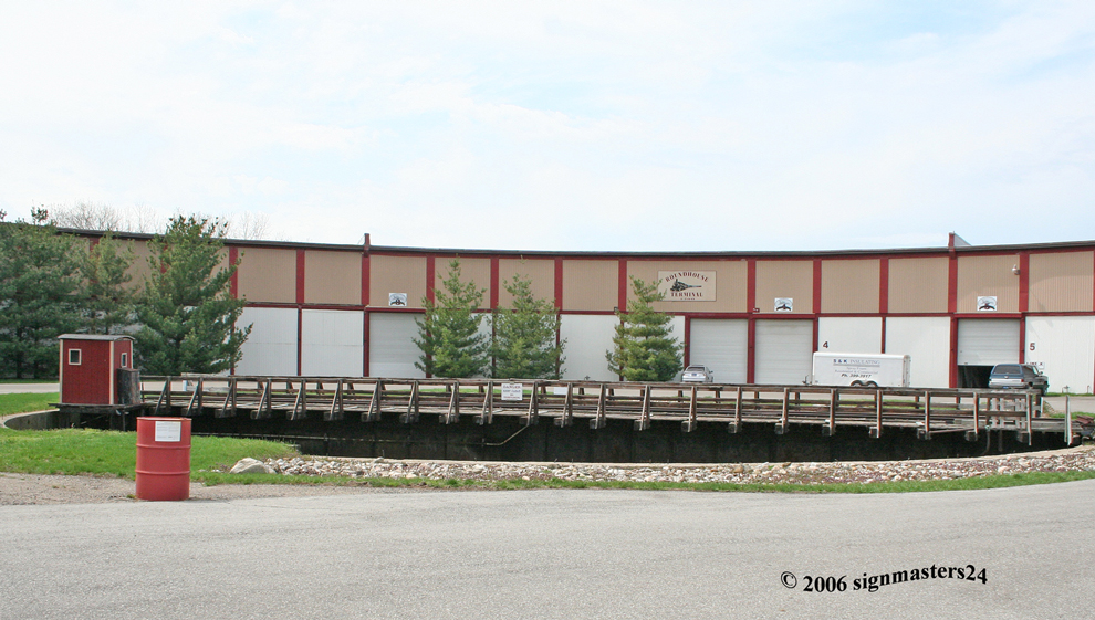Niles, MI 30 stall rounhouse/100' turntable