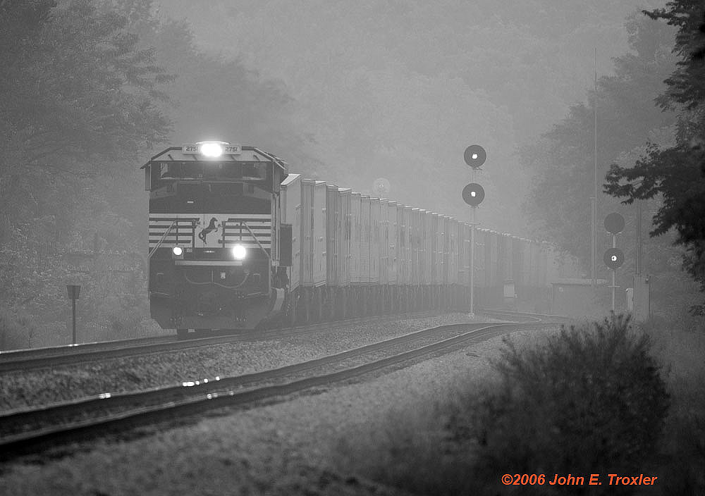 NS 263 TCS RoadRailer