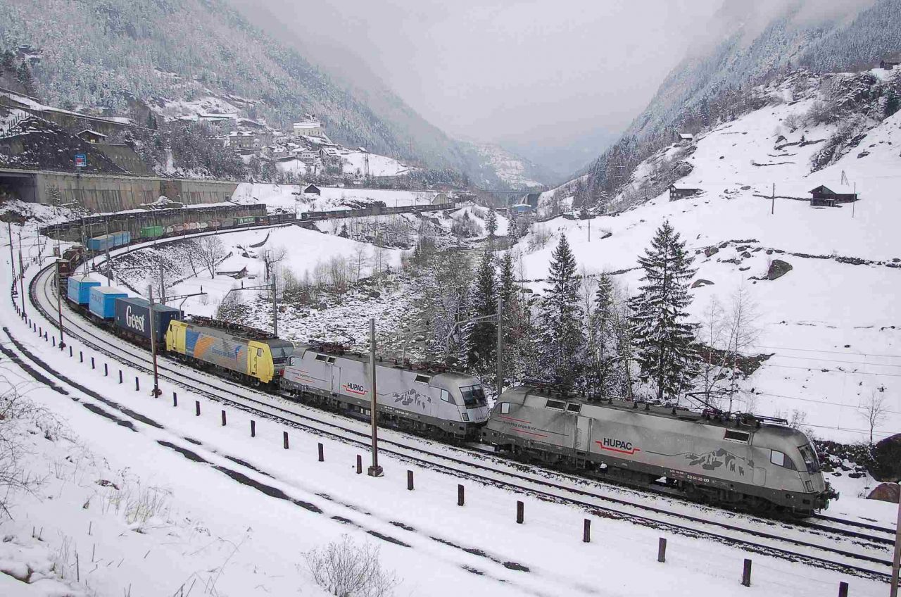 Once Again ES 64 U2 100 at the Gotthard