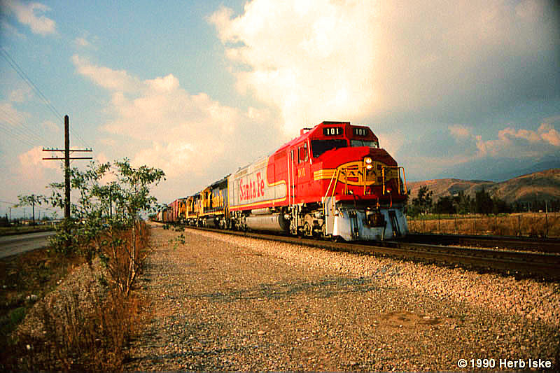 Santa Fe Warbonnet FP45 heads west!