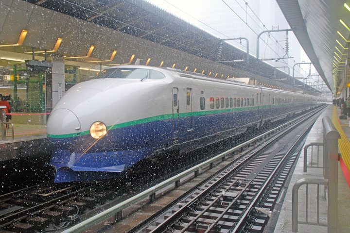 Shinkansen at Tokyo station (JR-East) in snow, #2