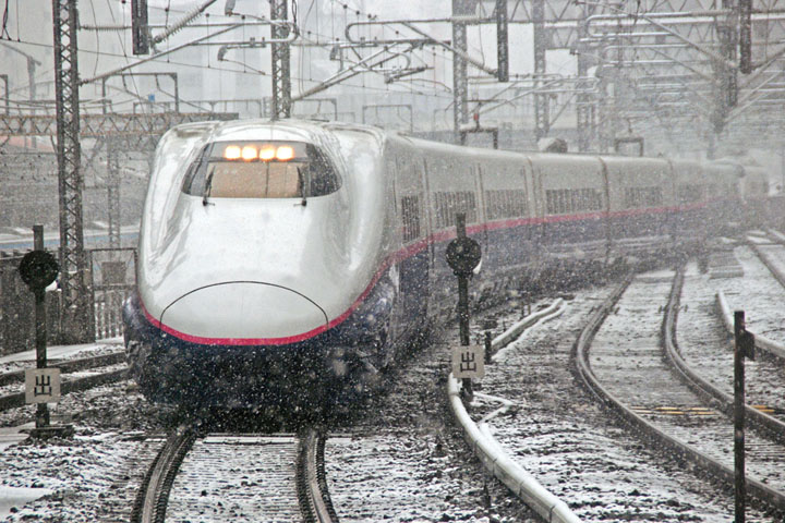 Shinkansen at Tokyo station (JR-East) in snow, #3
