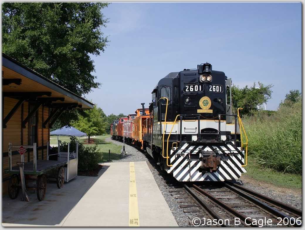 Sou 2601 leads the caboose train