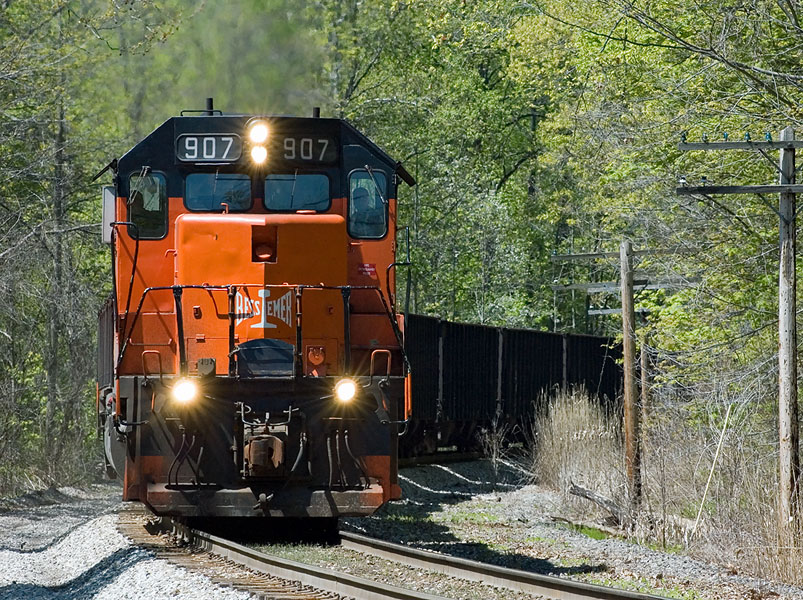 Southbound B&LE 907 rounds the curve