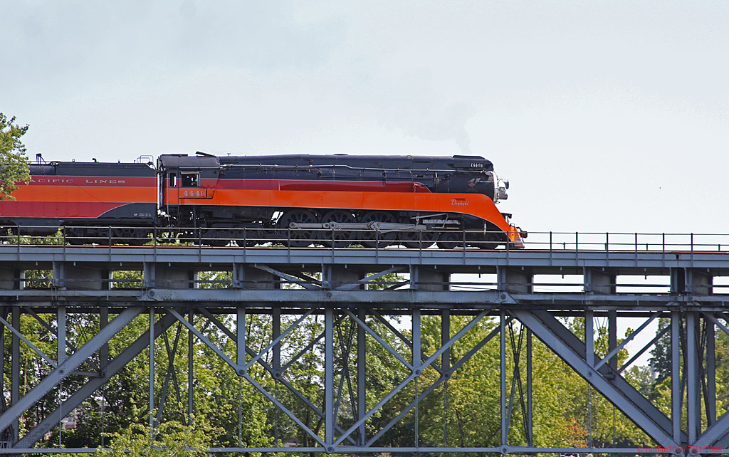 SP 4449 starts across the bridge in Niles, Michigan