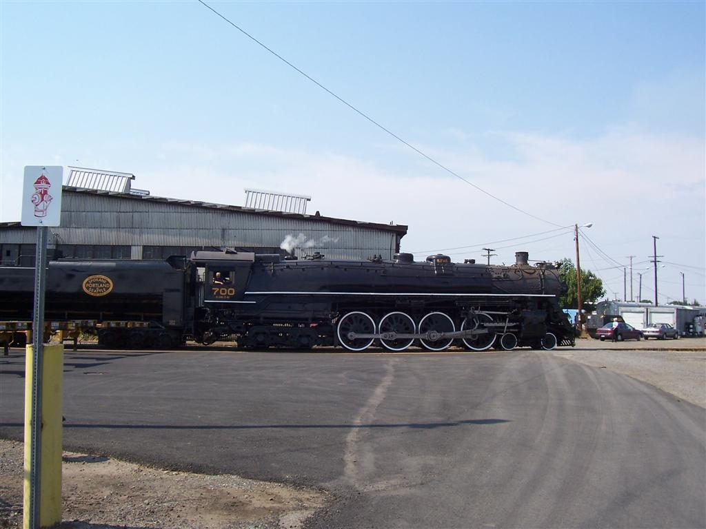 SP&S 700 Backing Up To The Turntable