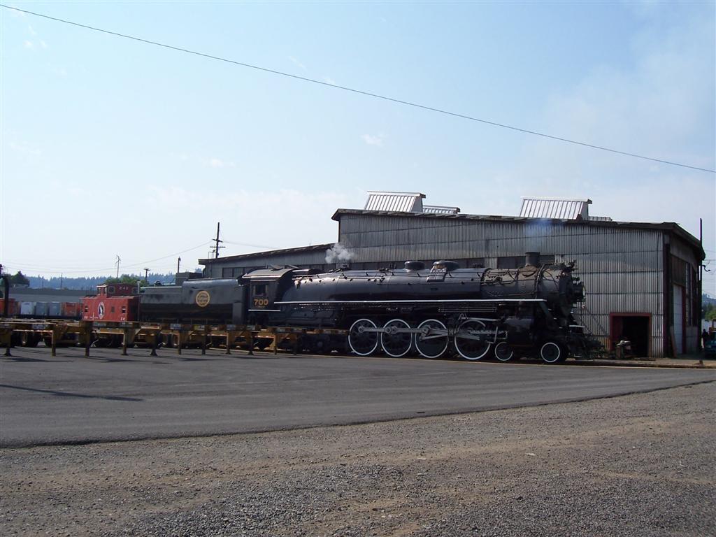 SP&S 700 Backing Up To The Turntable