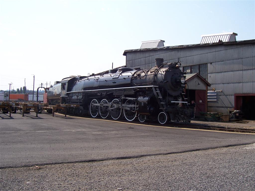 SP&S 700 Backing Up To The Turntable