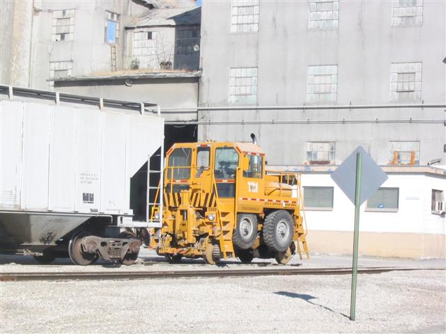 Trackmobile_yard_switcher_at_cement_plant