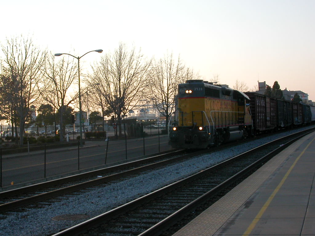 UP 2528 long hood forward