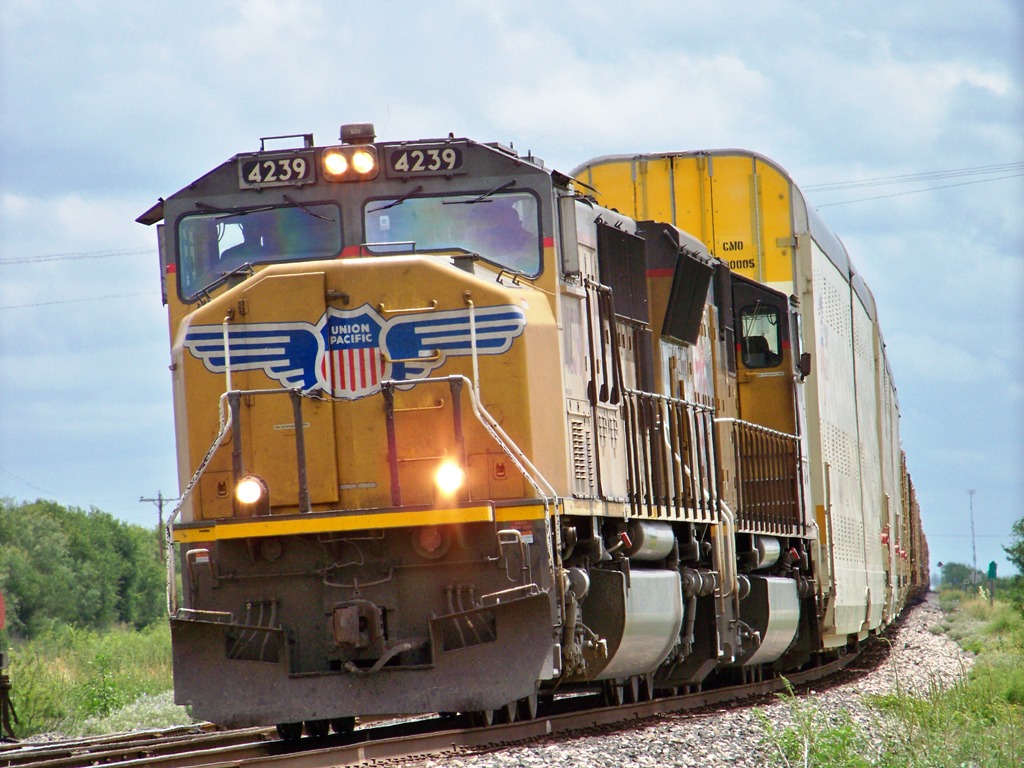 UP 4239 Westbound at Knippa Texas