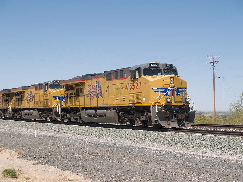 UP 5327 leads an EB manifest