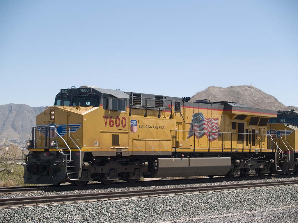 UP 7600 leads a WB doublestack