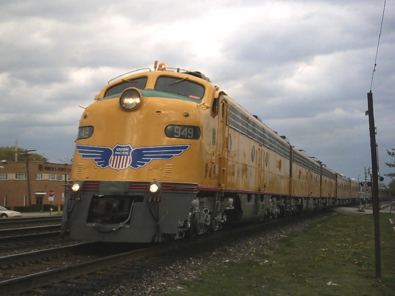 UP E9 949 heads through Elmhurst